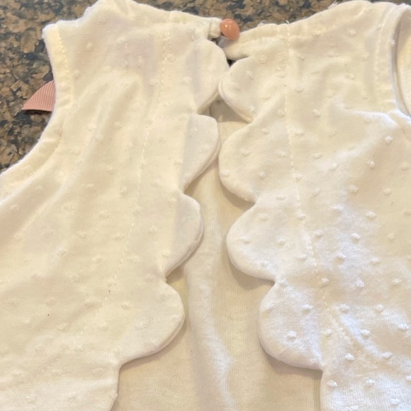 Sleeveless white top with scallops and pink bow - Picture 5 of 7